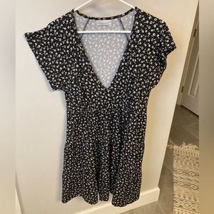 Urban Outfitters Black & White Short Sleeve Floral Dress with deep v neck sz L